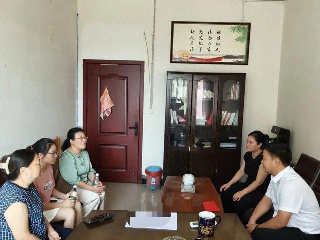 女孩被小学老师养大，如今考上师范，“母女”感人事迹背后，是一场善意的托举