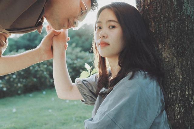 爱情从来没有先后：早恋很多，晚婚也很多，各人有各人的时辰