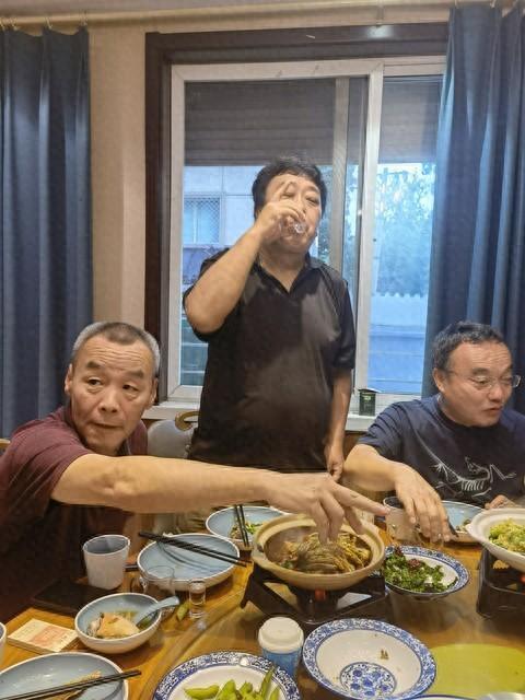 扎心现实：纯粹交心的友情日渐稀缺，利益互换式应酬成社交主流