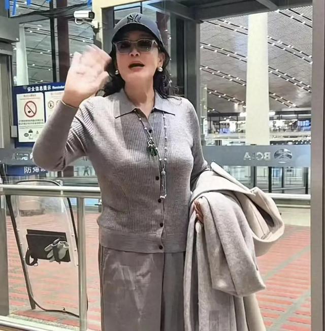 兰姐晒大孙子近照，十岁箖箖变帅哥，奶奶将飞加拿大，陪箖玥姐弟