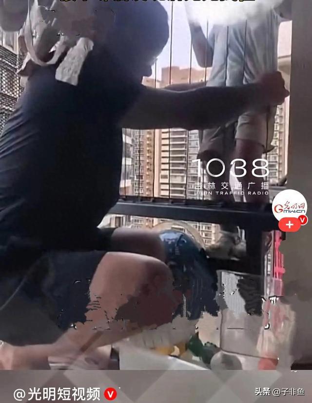 男童悬挂37楼高空命悬一线，14分钟生死救援，邻居一句话感动全网