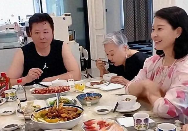 60岁演员孙思瀚美国生活引关注，一家三代同框，母亲履历颇为特殊
