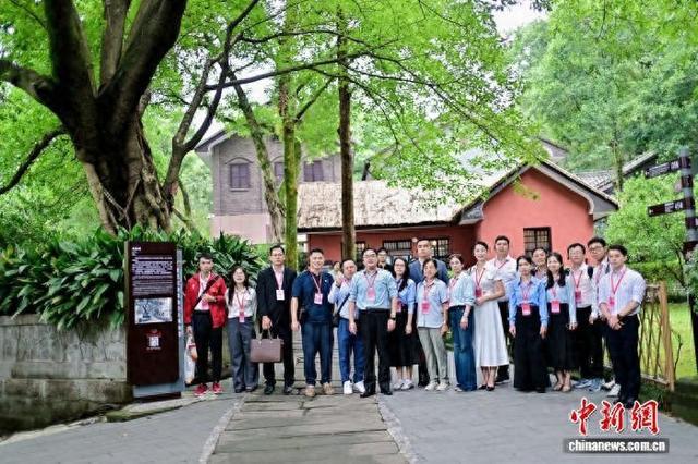 越南青年在渝沉浸式感悟中越“同志加兄弟”革命友谊