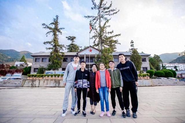 在非洲的他拿到人生第一笔工资，立刻转了2000到杭州，背后故事催泪