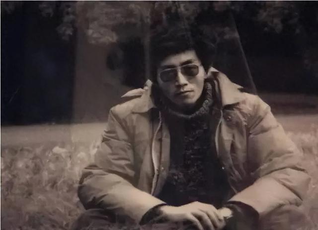 北岛《爱情故事》以冷静克制的笔触揭露爱情，格局开阔，引人深思