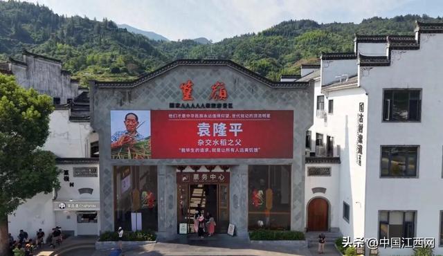 江西一知名景区C位大屏上轮播袁隆平、黄旭华、邓稼先等国之栋梁的励志名言，网友怒赞：这才是我们该追的星，建议全国推广