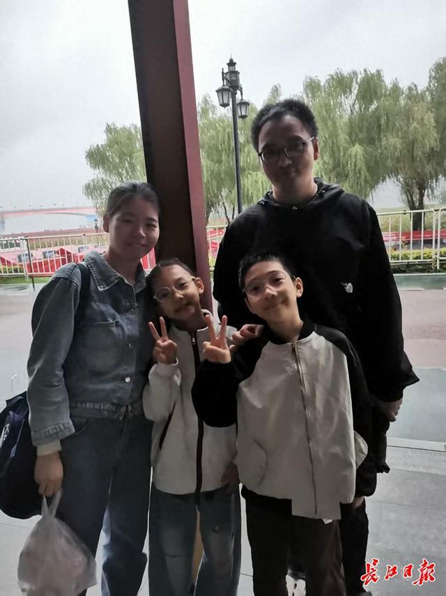 老同事相约看烟花秀：这也是友情重聚